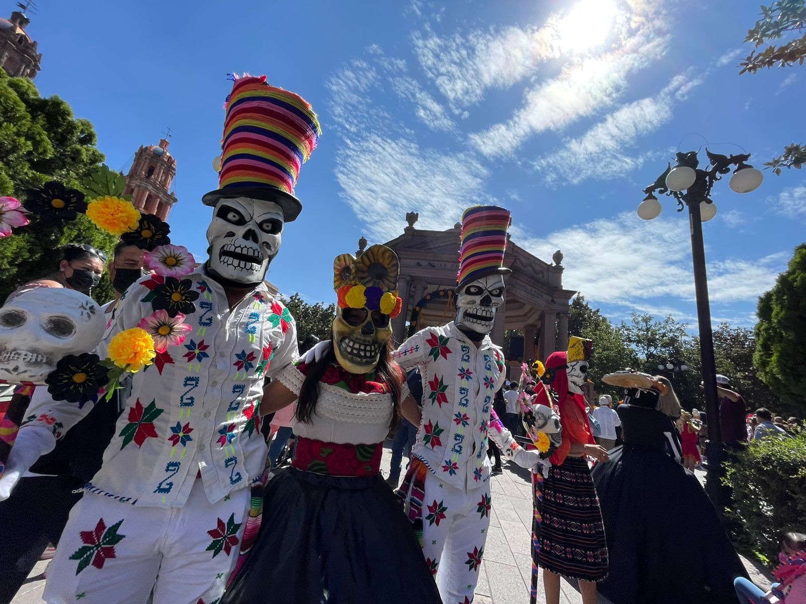 Con la participación de una comparsa de Tampacán y del trío de huapango “Las Orquídeas”, se dio inicio el magno evento “Xantolo en tu Ciudad”