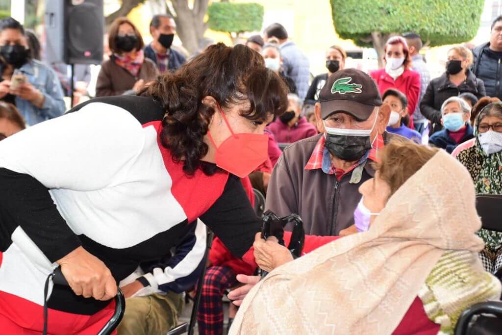 La alcaldesa de Soledad, Leonor Noyola, entregó el programa de Apoyo a Adulto Mayor a habitantes del municipio, en un evento realizado en el jardín Hidalgo