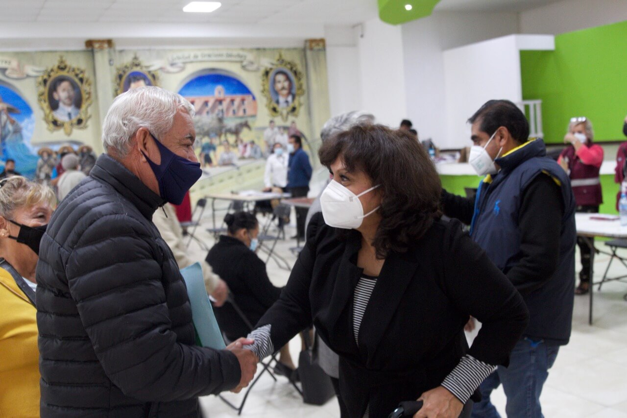 La presidenta municipal Leonor Noyola y la representación del Gobierno Federal, hicieron la entrega de tarjetas de apoyo de Pensión para Adultos Mayores