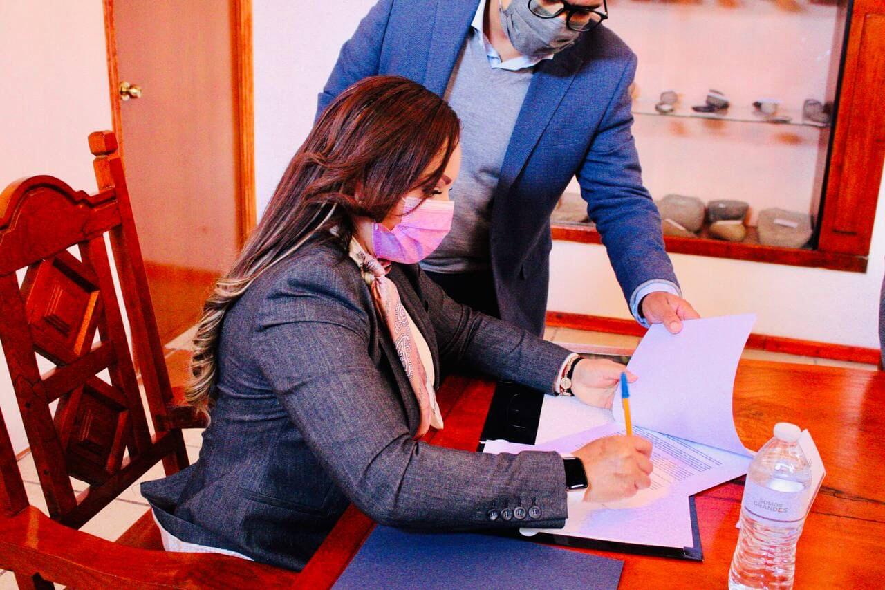 La presidenta municipal de Villa de Reyes, firmó un convenio de colaboración con directivos de la empresa de origen italiano Poligof.