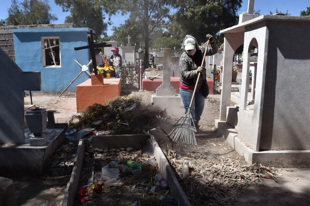 Ayuntamiento de Soledad, a través de la Dirección de Servicios Municipales implementa la rehabilitación constante de espacios municipales funerarios.