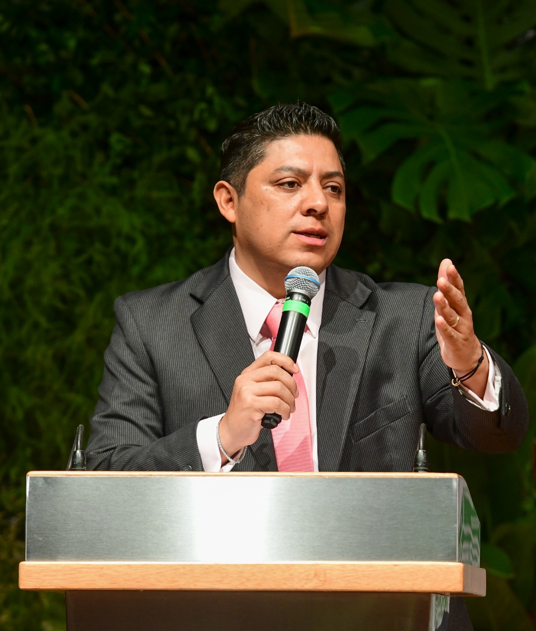 Gallardo Cardona instruyó a su gabinete legal y ampliado presentar denuncias por cada caso de corrupción o irregularidades detectadas en las dependencias.