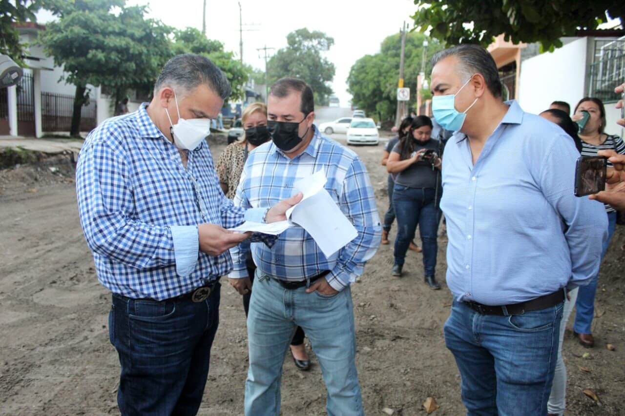 El presidente municipal de Ciudad Valles David Armando Medina Salazar realizó un breve gira de trabajo a diferentes puntos de la ciudad