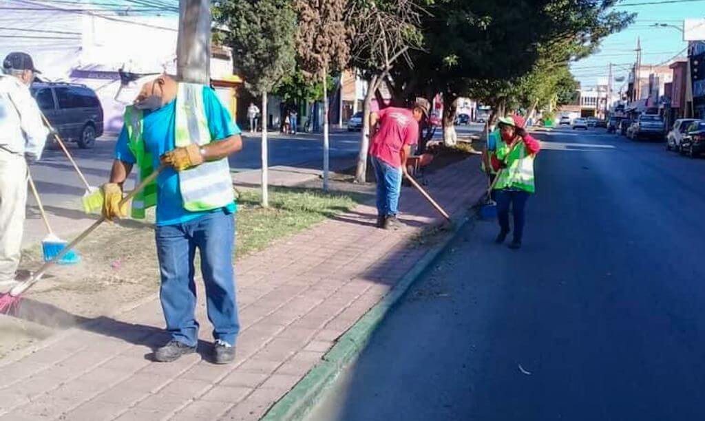 Ayuntamiento de Soledad, informó que intensifica el mantenimiento de calles, avenidas, áreas verdes, plazas y espacios públicos