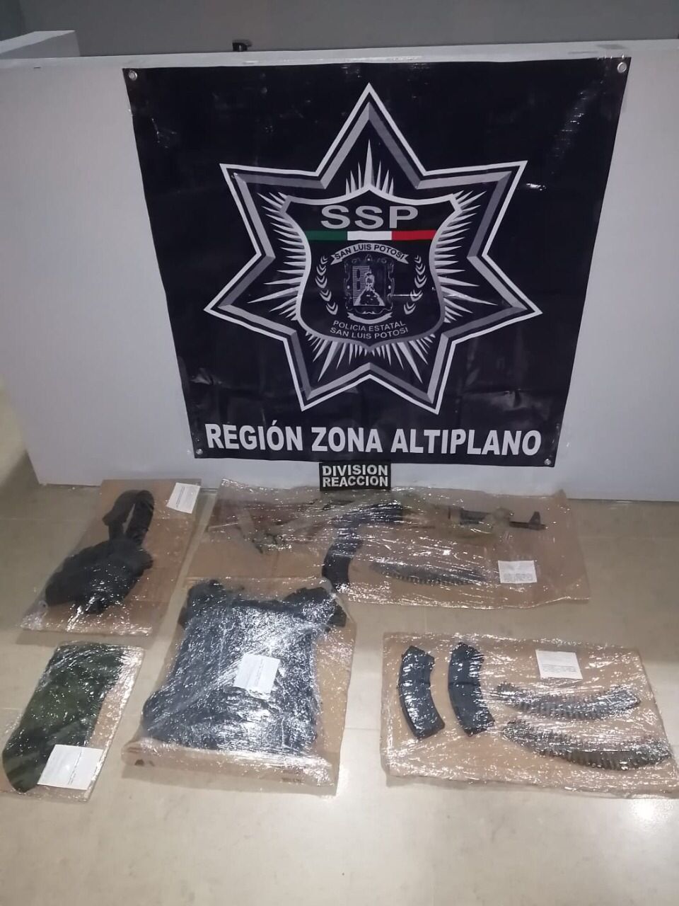 Policías lograron la detención de un hombre quien trasladaba a dos masculinos privados de la libertad, en la colonia Oliva de las Ánimas.