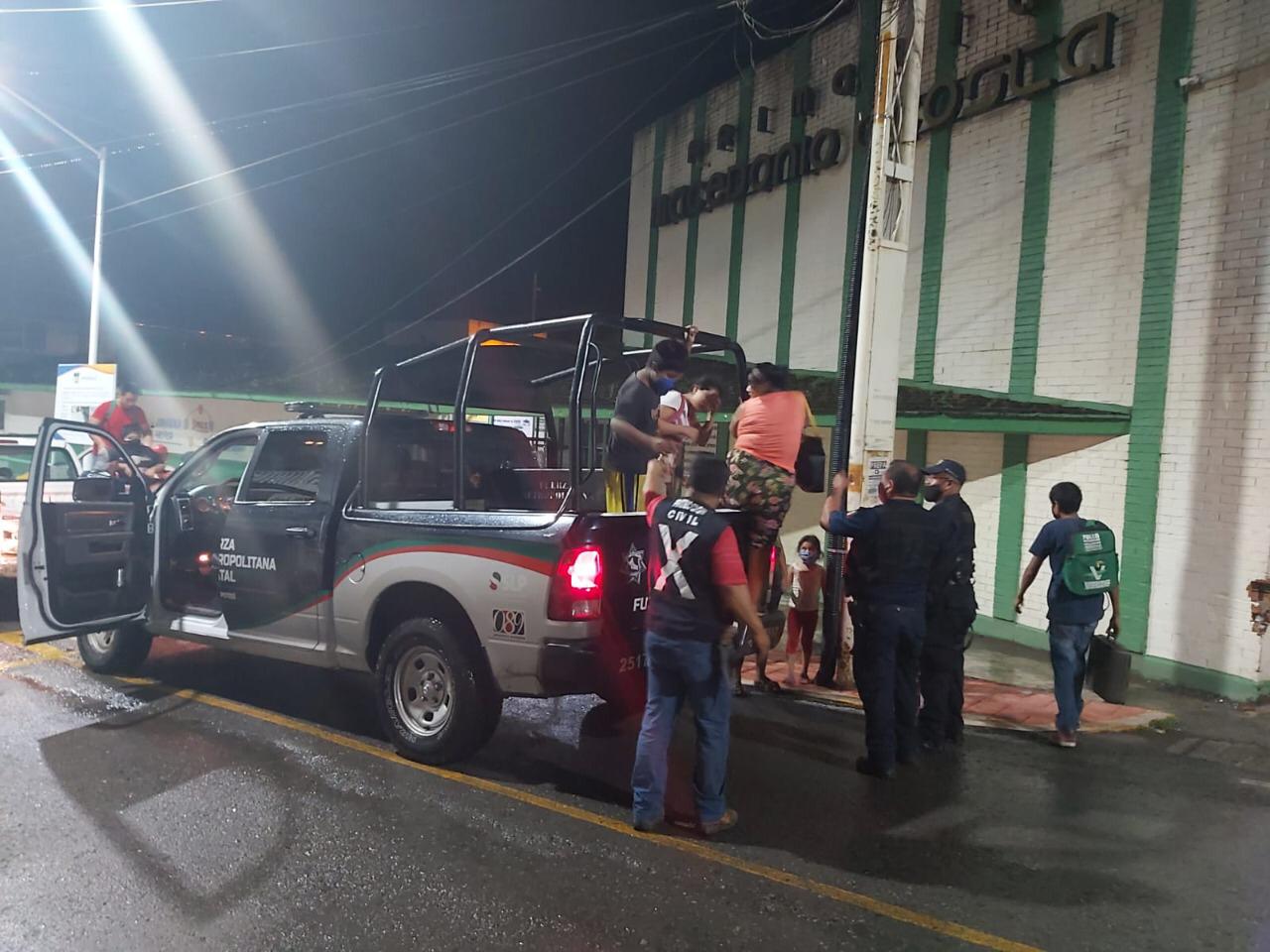 Policía de Seguridad Pública del Estado apoyaron en la evacuación de una familia que resultó afectada por el desbordamiento del Río Moctezuma