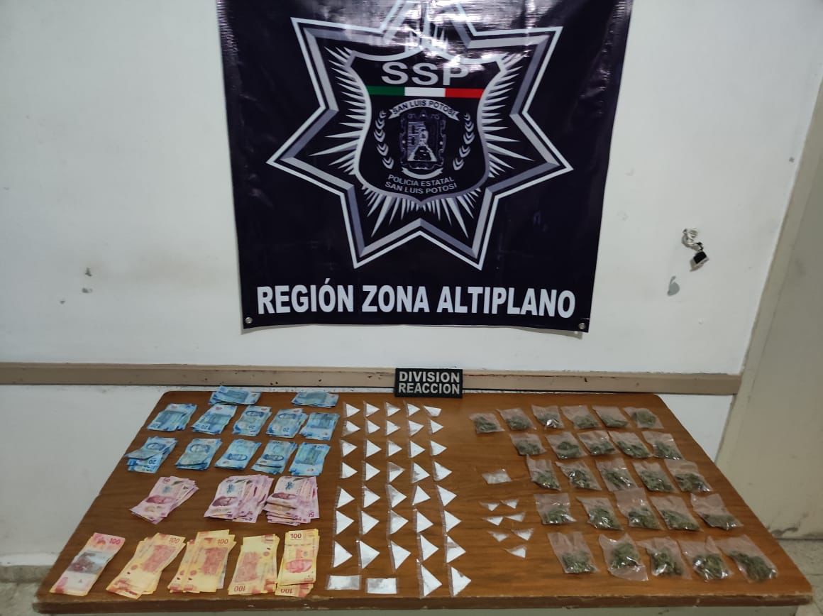 Policía de Zona Altiplano dio detención de un hombre por presunta posesión de droga y conducir un vehículo con reporte de robo.