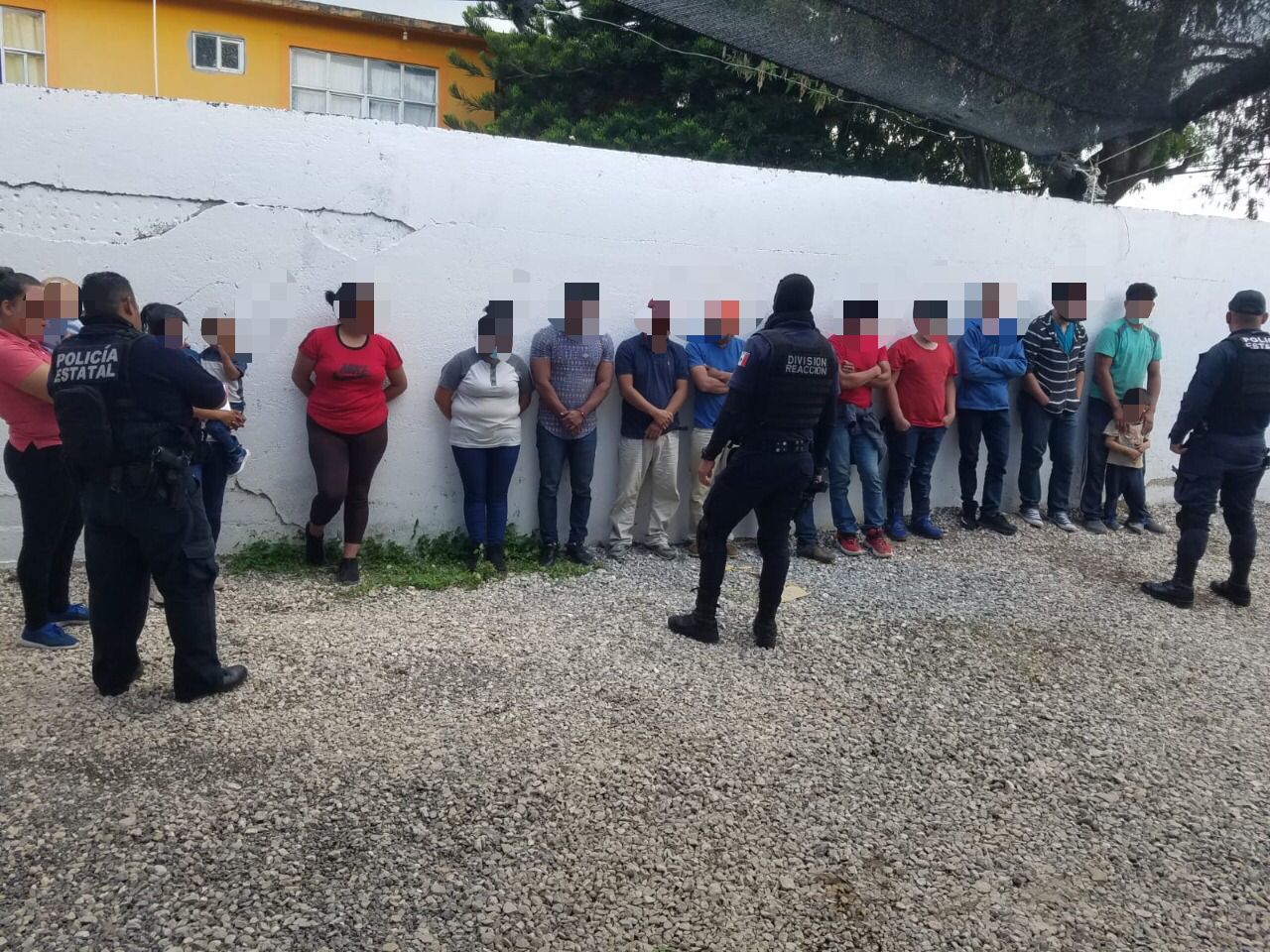 Agentes de la Policía Estatal adscritos a la región Media, detuvieron a un hombre por el presunto delito de tráfico de personas.