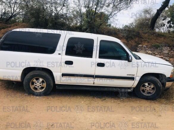 Policías Estatales aseguraron una camioneta en calidad de abandono  y aseguraron equipo táctico, en la comunidad Pozo Blanco.