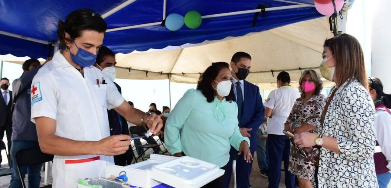 La alcaldesa, Leonor Noyola realizó un recorrido por el punto de vacunación contra la COVID-19 de la escuela primaria Pedro Montoya