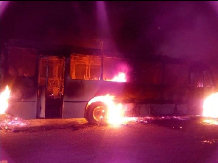 El incendio en transporte vencedor se produjo minutos antes de las 5 de la mañana, debido a un corto circuito en uno de los autobuses.