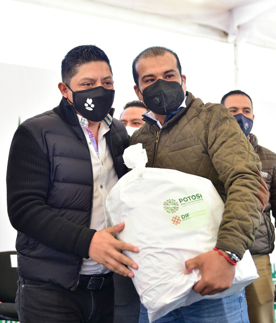 El Gobernador Ricardo Gallardo Cardona arrancó el programa de Becas Alimentarias en la capital y Soledad de Graciano Sánchez