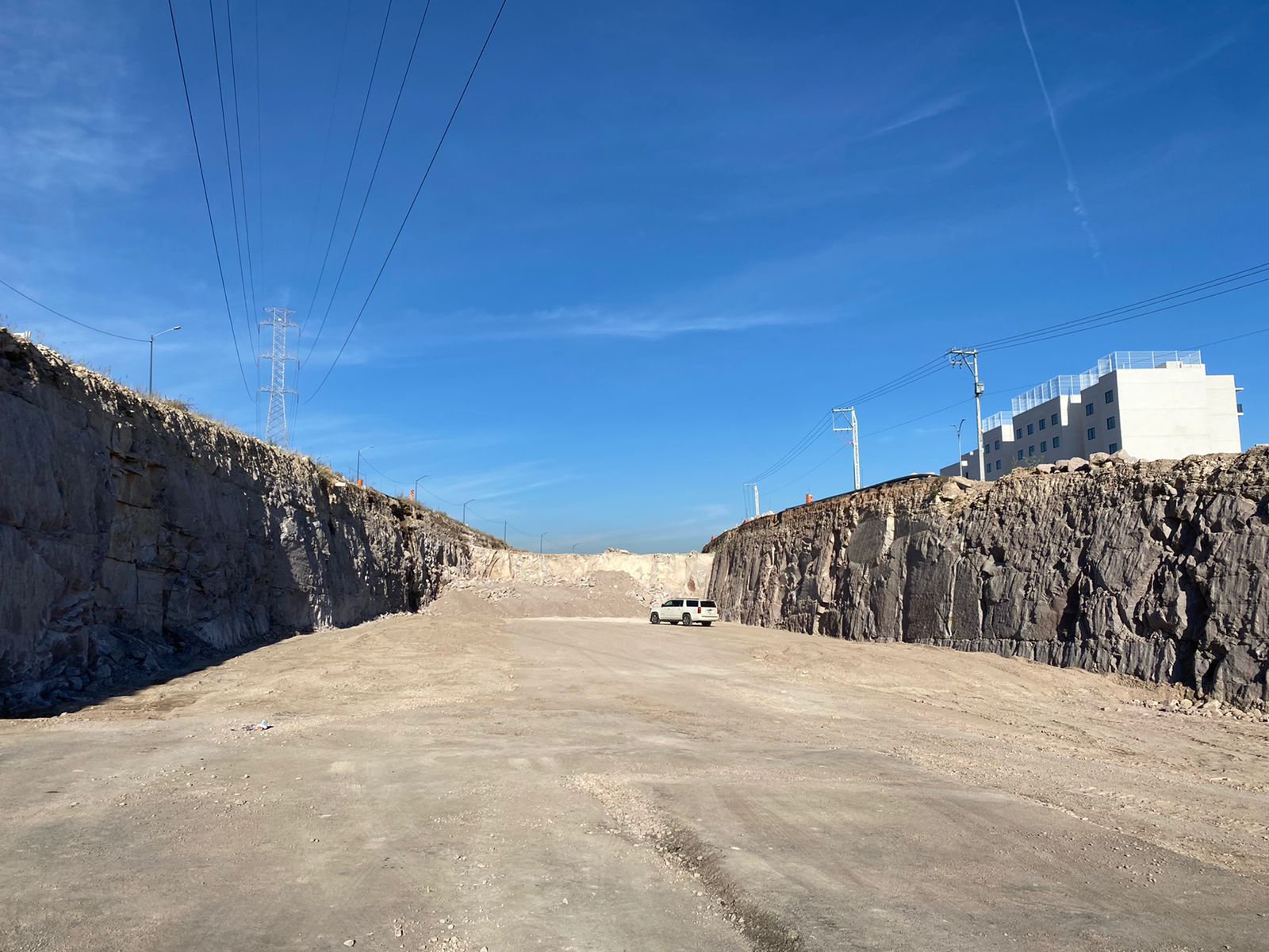 Avanza en la construcción de la vía paralela a la carretera federal 57, que será una ruta de gran tránsito vial local y nacional