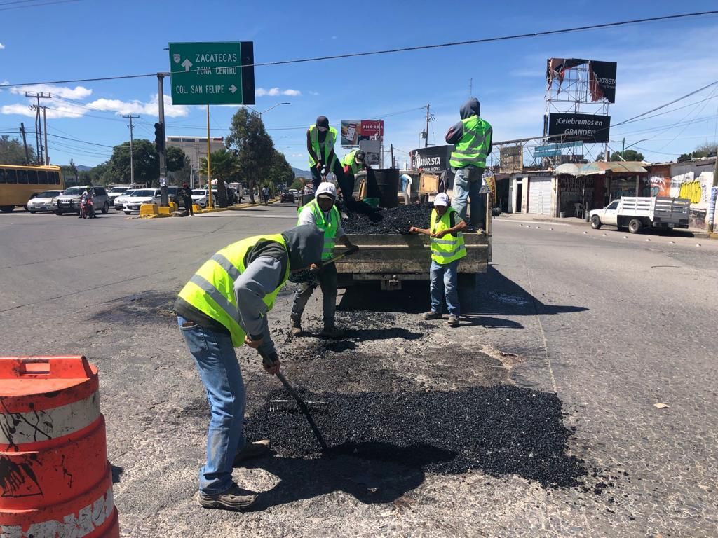 Continúan las labores de bacheo en calles y avenidas del municipio de Soledad de Graciano Sánchez, así lo dio a  conocer Claudia Teresa Salas Rodríguez