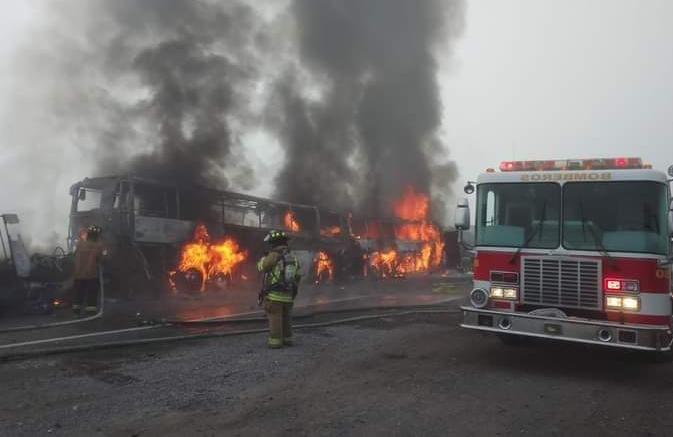 Se registró en el kilómetro 97 de la carretera 57, un incendio de dos autobuses, esto después de colisionar con una pipa de doble remolque que transportaba azufre.