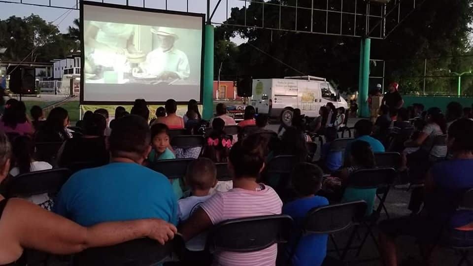 A la par de la proyección de películas navideñas, el Ayuntamiento realiza un taller de cocina para aprender a cocinar platillos típicos de la temporada.