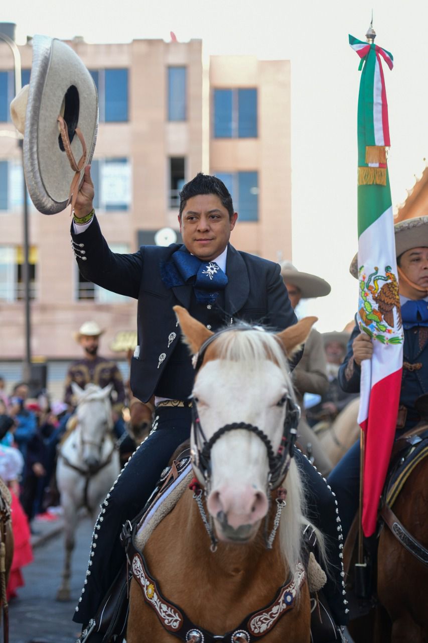 Ricardo Gallardo encabezó el colorido y entusiasta Desfile Cívico Deportivo Conmemorativo del CXI Aniversario de la Revolución Mexicana