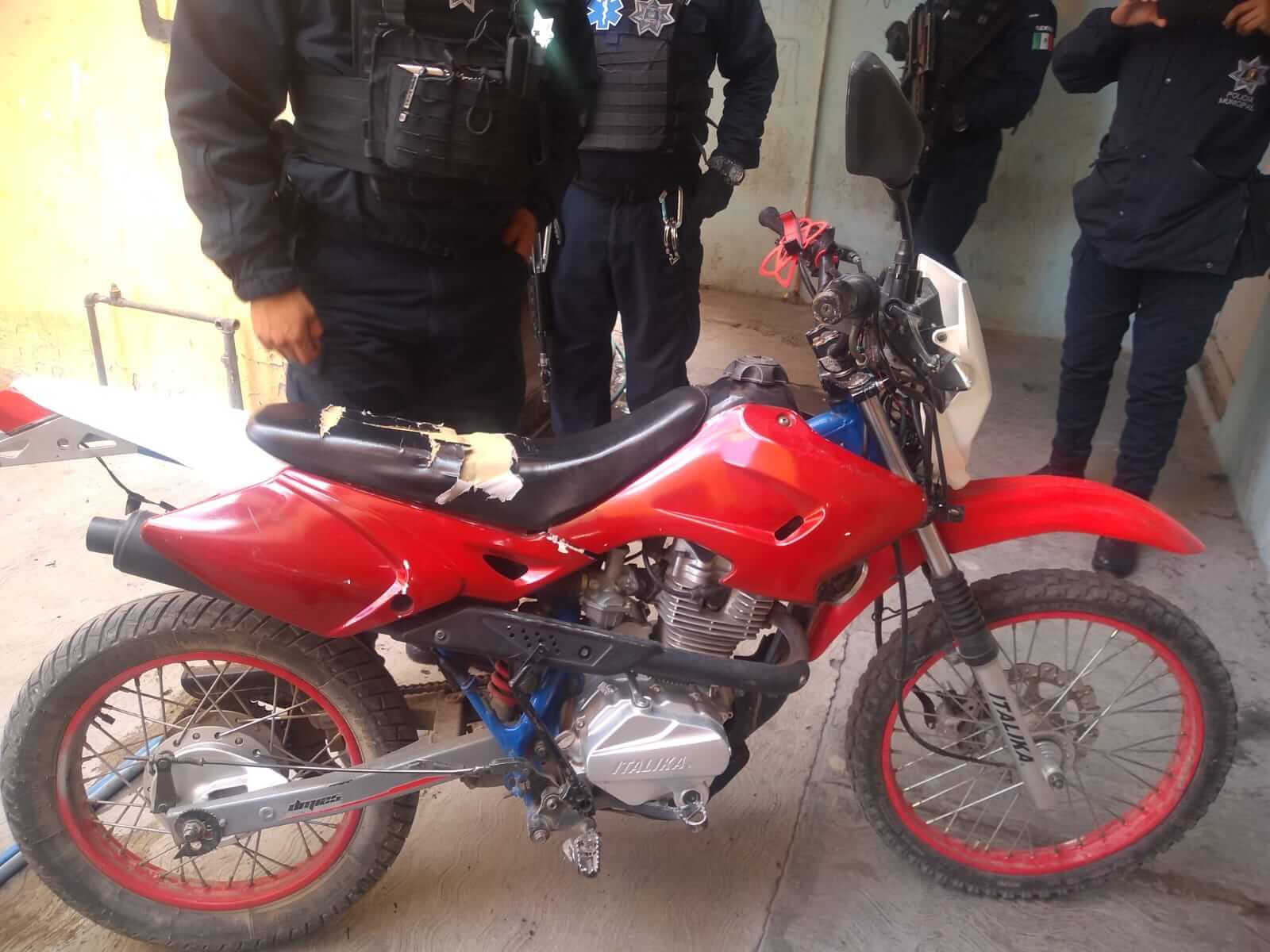 Elementos adscritos a la DGSPM de Soledad aseguraron una motocicleta en estado de abandono en la colonia Rancho Pavón