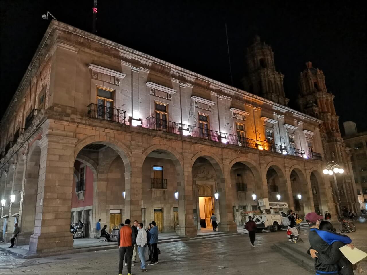 El coordinador operativo de Alumbrado Público, Antonio Alemán Hernández, informó que se realizan trabajos para iluminar la fachada del Palacio Municipal.