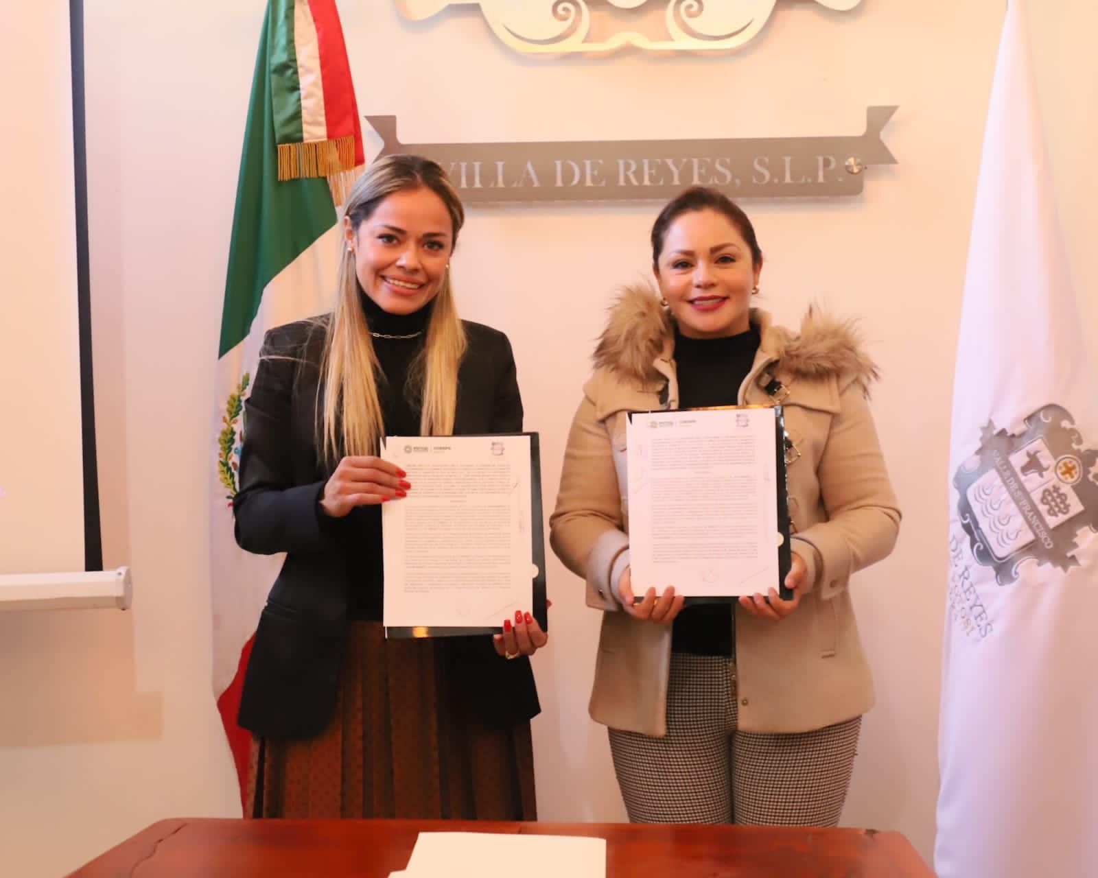 Érika Briones Pérez y la directora del Consejo Estatal de Población (Coespo), Mayra Edith Velázquez Loera firmaron un convenio de colaboración