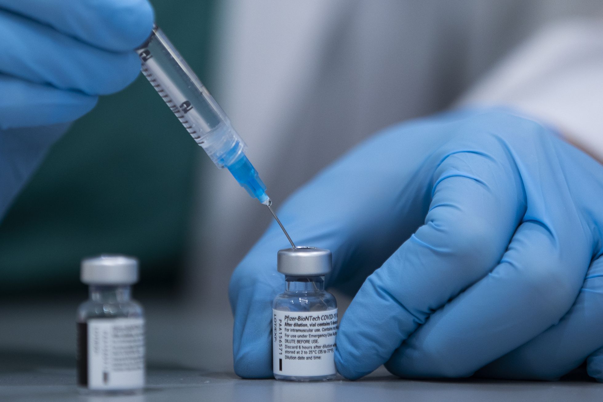 Pfizer ya trabaja en versión de su vacuna contra variante ómicron