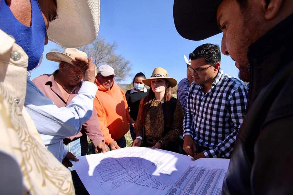 El representante de la Sader y la alcaldesa de Villa de Reyes se reunieron con productores agrícolas de la comunidad El Rosario.