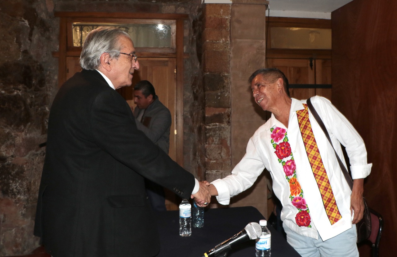 En Palacio Municipal de San Luis Potosí, se presentó el poeta potosino, quien se dijo orgulloso de tener un origen de obreros, campesinos y albañiles