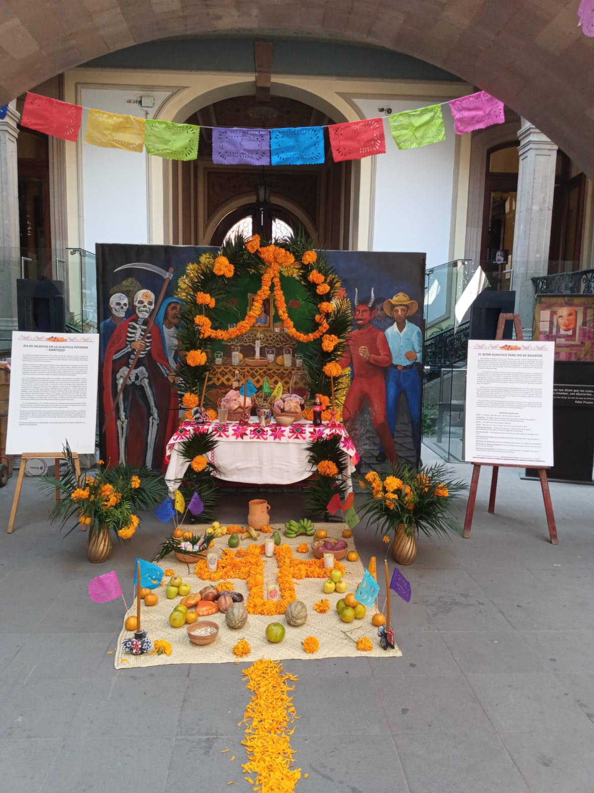 Con motivo de preservar nuestra tradición de Día de Muertos dentro de los festejos del Xantolo, el Gobierno presentó su Ofrenda de Día de Muertos.