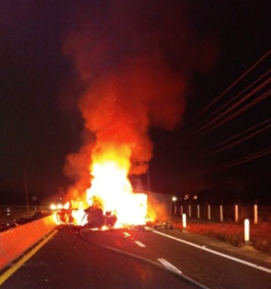 Agentes pertenecientes a la División Carreteras Estatales, se cubrió un accidente ocurrido esta madrugada en Súper carretera La Pila