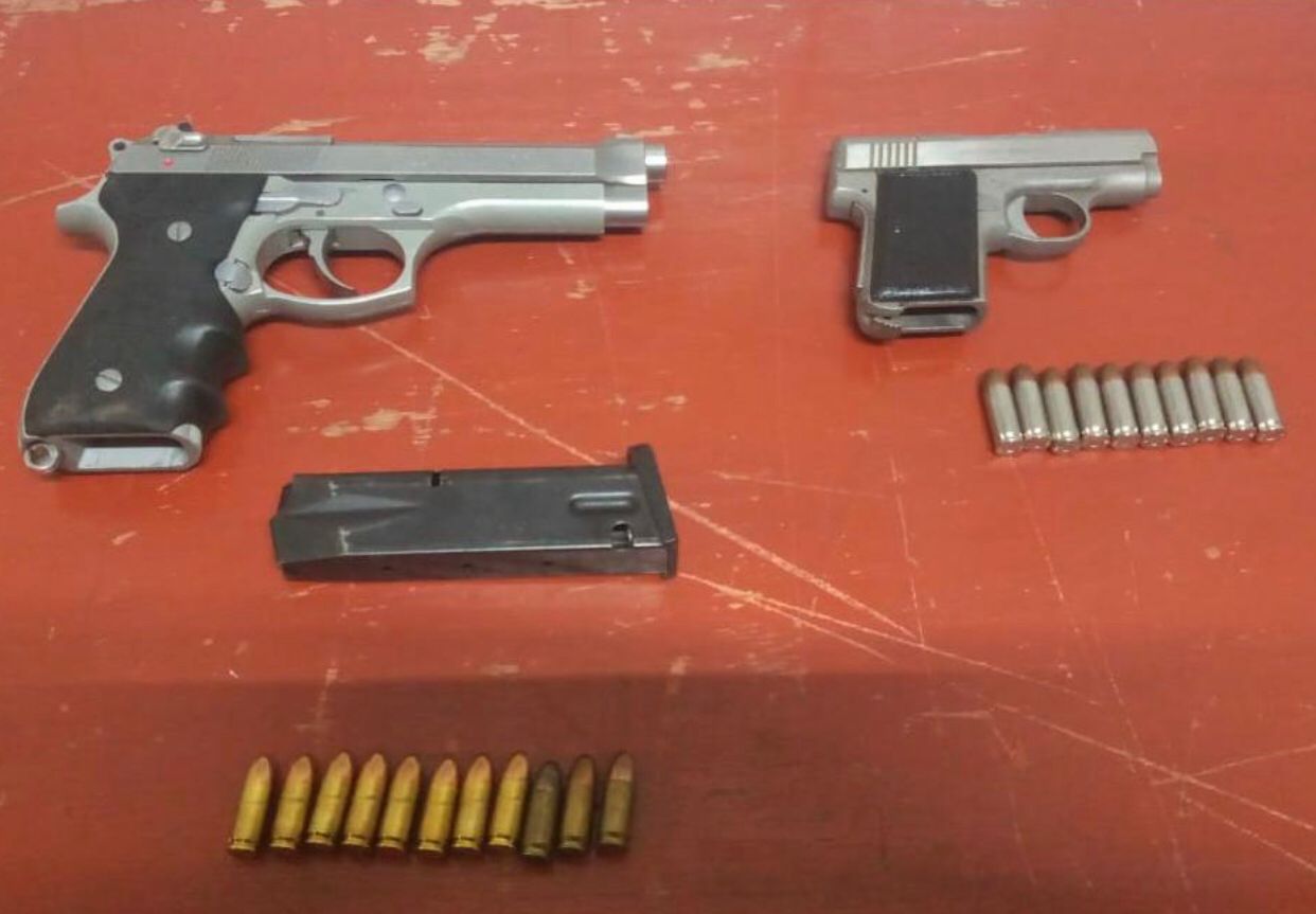 La Policía Estatal realizó la detención de dos hombres por el presunto delito de portación de armas de fuego con cartuchos útiles.