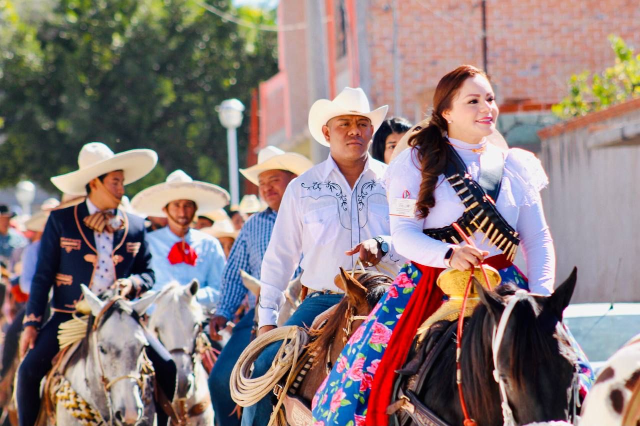 La presidenta municipal, Érika Briones Pérez fue la que encabezó el desfile quien acudió vestida como adelita revolucionaria