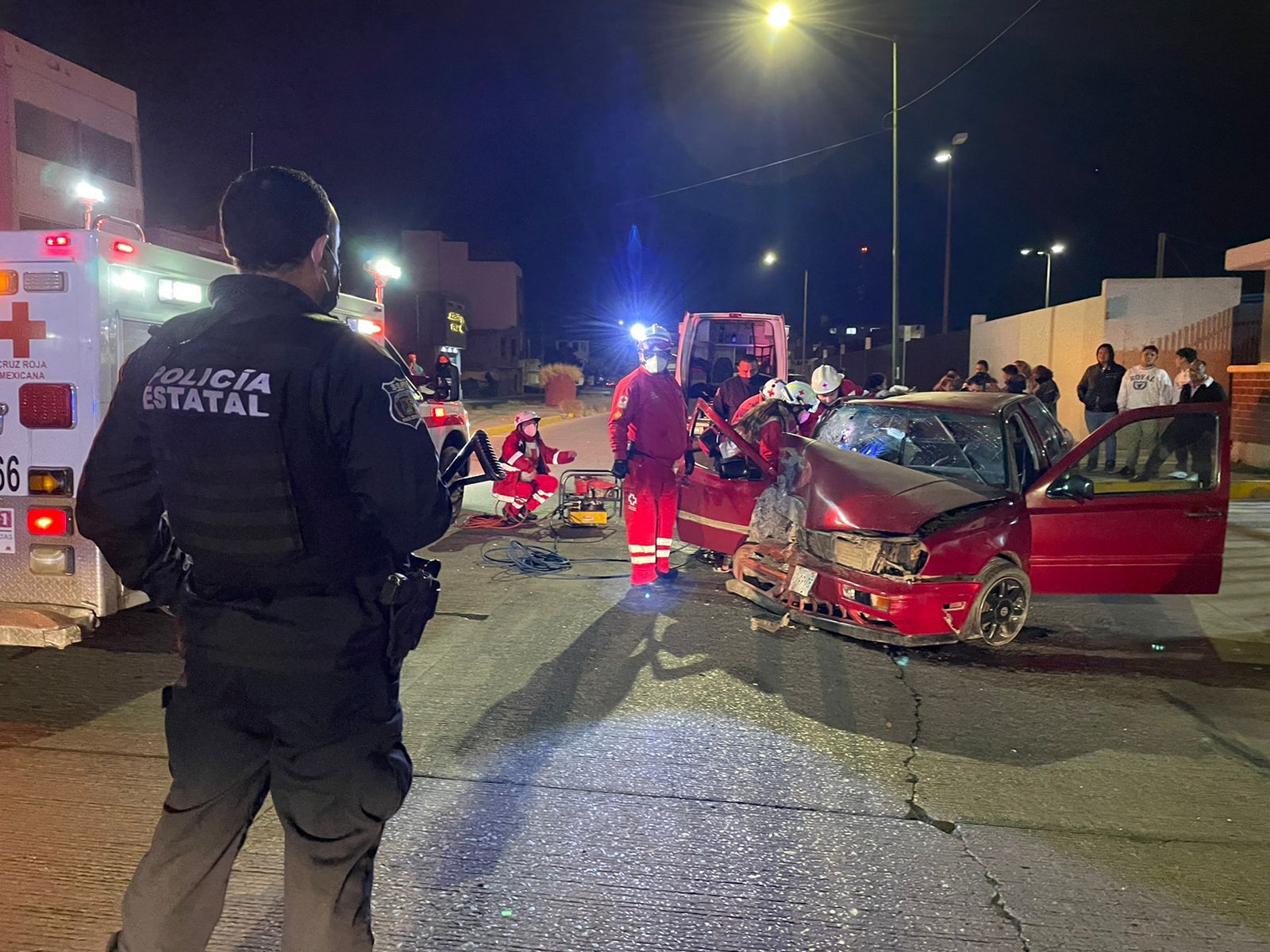 POLICÍAS ESTATALES BRINDAN APOYO EN ACCIDENTE AUTOMOVILÍSTICO 