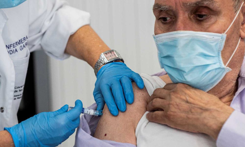 Gobierno federal analiza aplicar tercera dosis de vacuna a adultos mayores