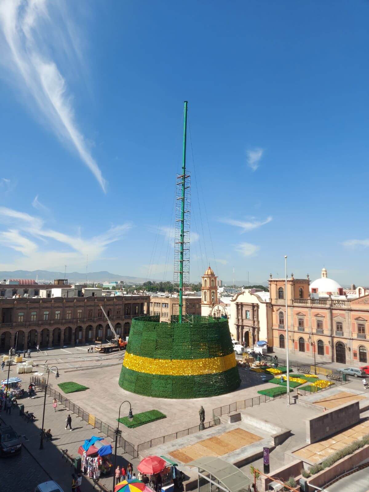 RGC encenderá a inicios de semana, el árbol navideño más grande del país y de Latinoamérica, con una pista de hielo a su alrededor.