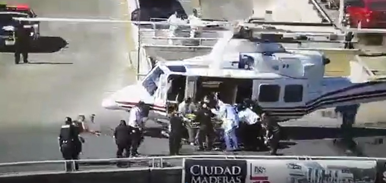 En un aterrizaje inusual sobre la Glorieta Bocanegra, en la capital potosina, un helicóptero trajo a policías estatales que fueron heridos