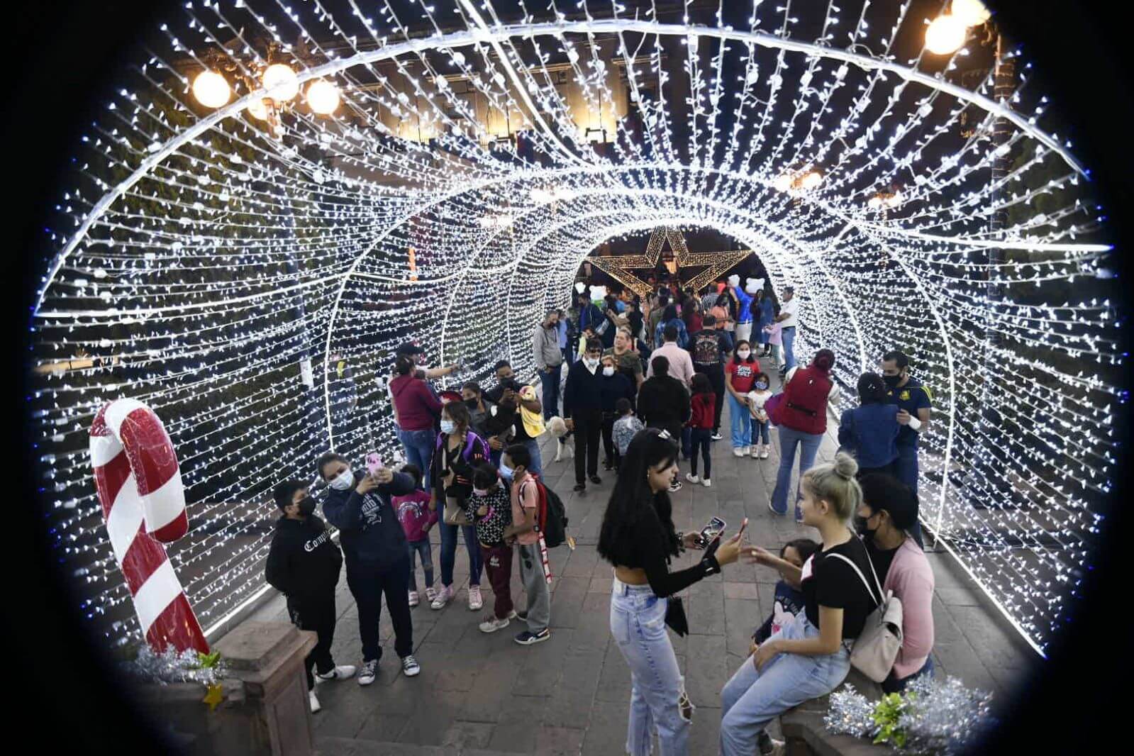 Miles de potosinos y potosinas se han dado cita en el Centro Histórico de la capital para disfrutar la magia de la Navidad,