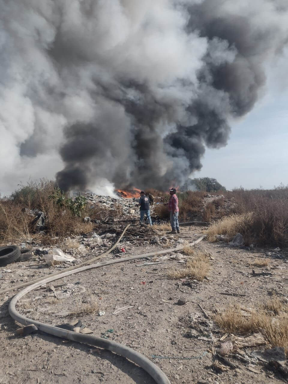 Protección Civil Municipal, Seguridad Pública Municipal, Cuerpo de Bomberos y ecología se dieron cita en el sitio afectado por incendio .