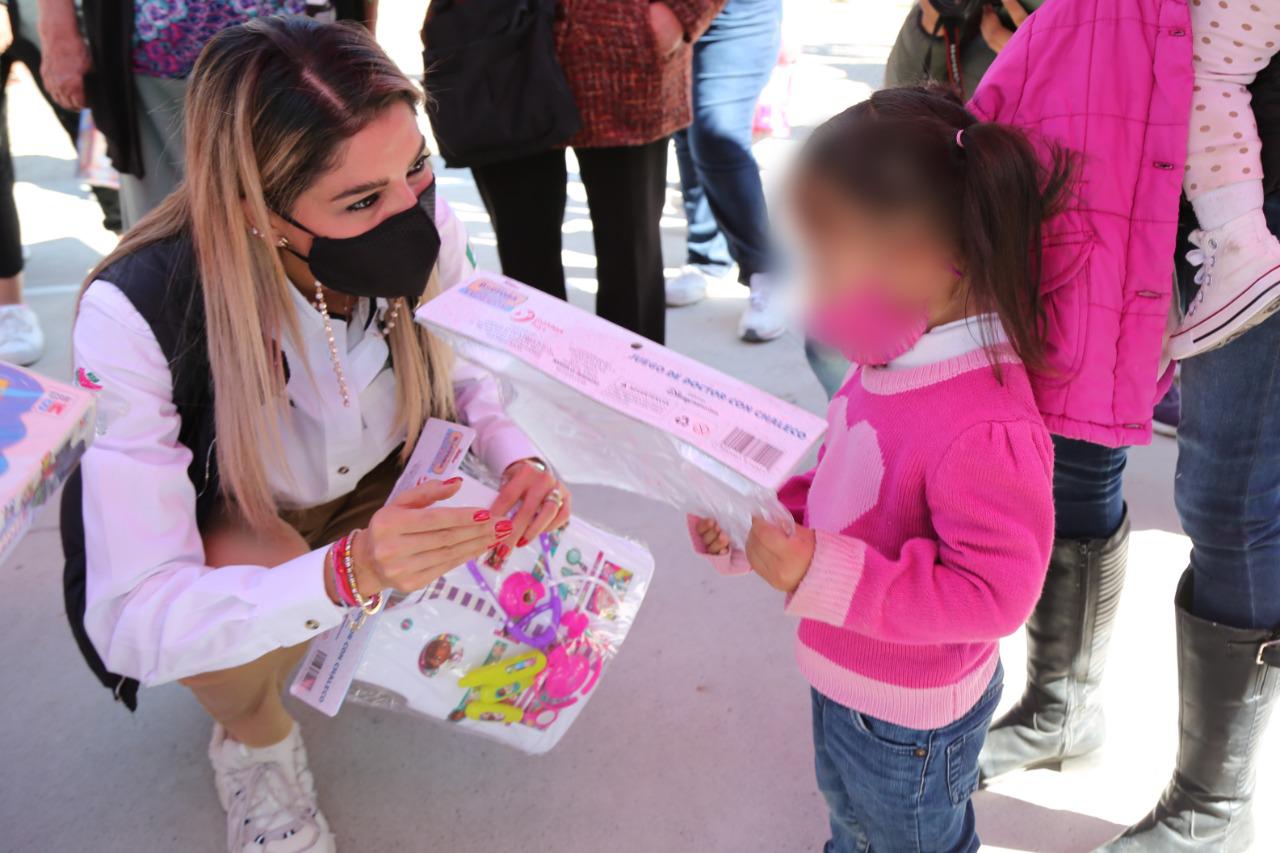 La campaña del DIF, “Regalos con Amor” dio inicio en la comunidad de Capulines en los límites de la capital y Mexquitic de Carmona