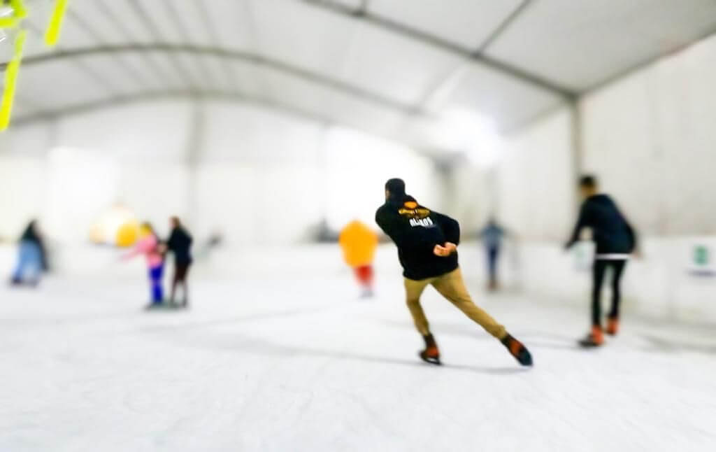 La pista de hielo colocada en la plaza principal de Soledad de Graciano Sánchez se ha convertido en un atractivo importante