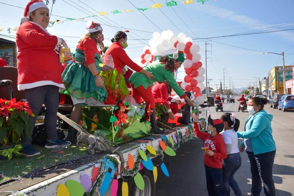 Más de diez carros alegóricos navideños recorrieron diferentes calles y avenidas de Soledad de Graciano Sánchez.