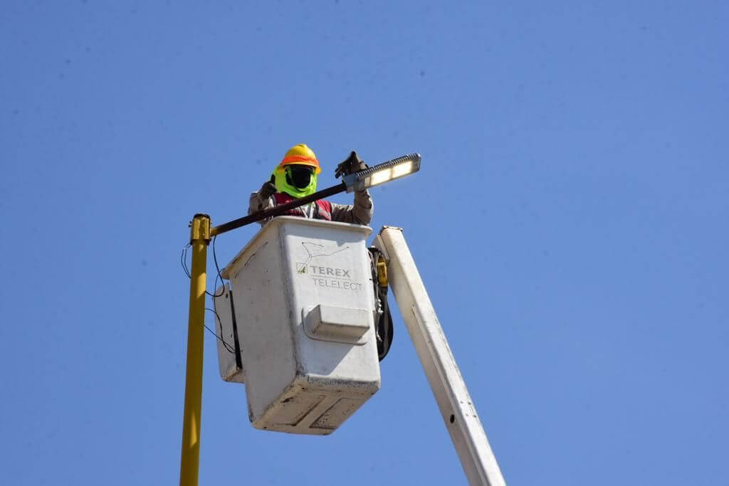 Dirección de Servicios Municipales se ha dado a la tarea de realizar la reparación de luminarias en por lo menos 20 colonias del municipio.