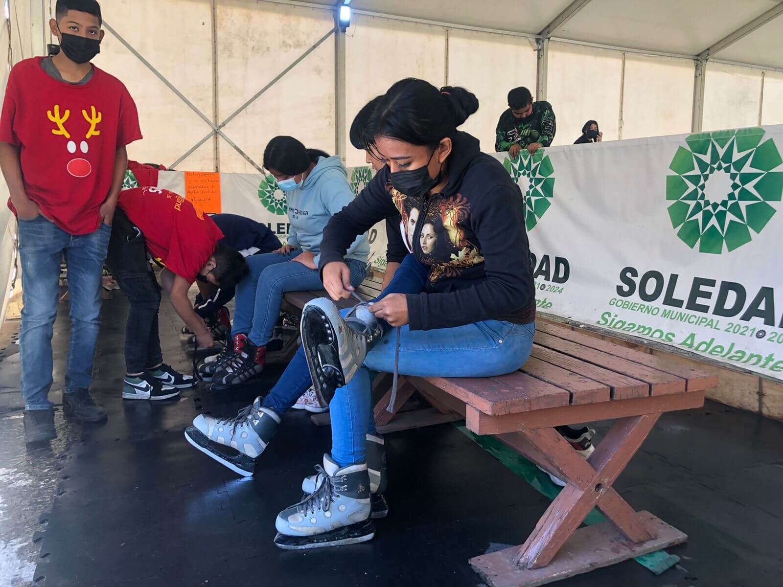 La pista de hielo ubicada en la plaza principal de Soledad, se ha convertido uno de los principales atractivos del municipio