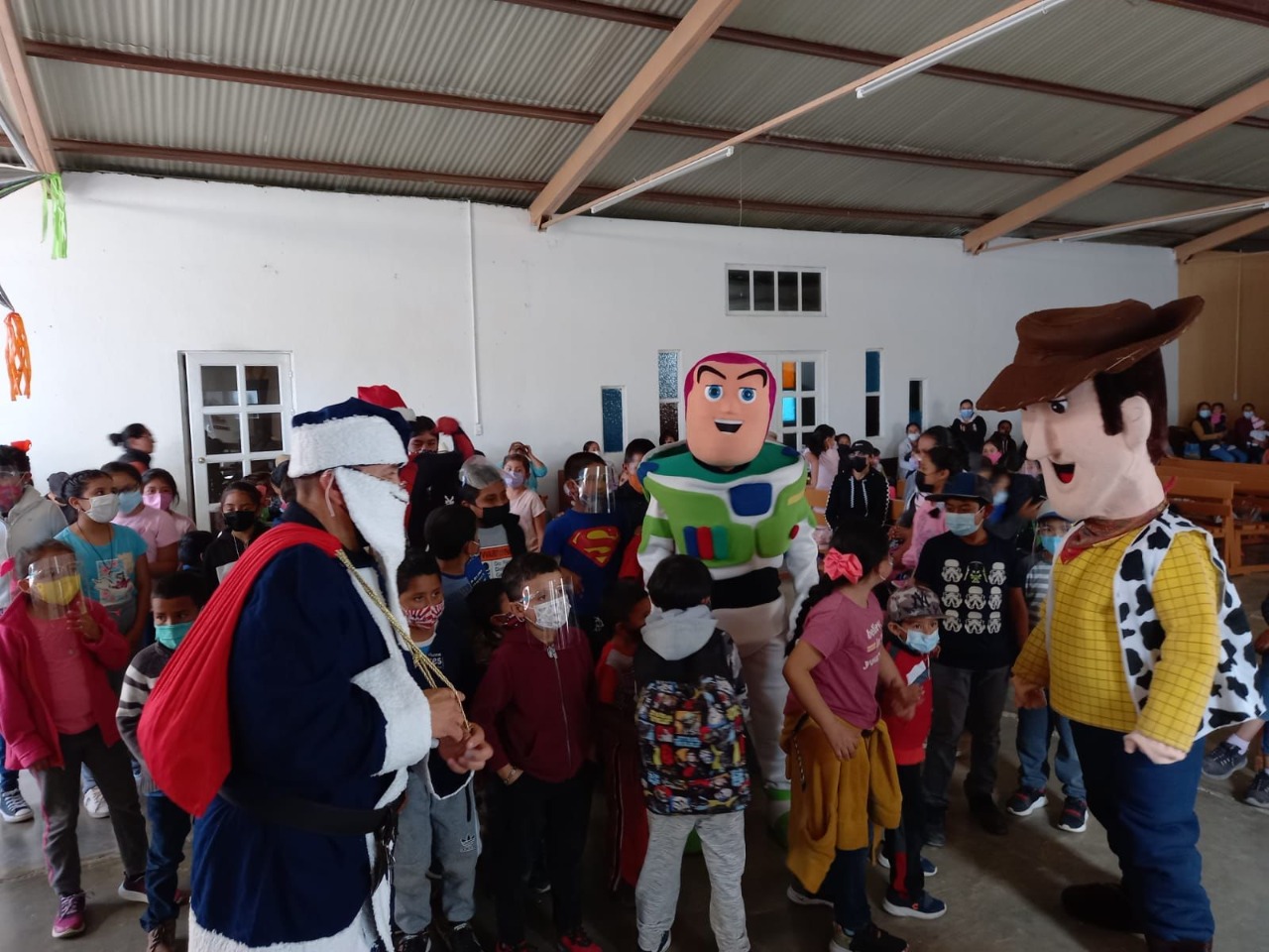 Este jueves dio inicio la entrega de juguetes y dulces a niños de comunidades rurales de la capital potosina, por parte del DIF Municipal.