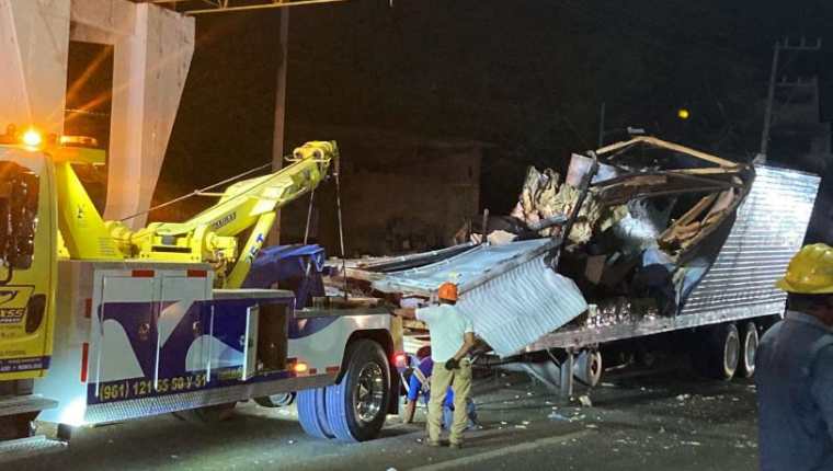 Revelan causa de volcadura de tráiler en Tuxtla Gutiérrez