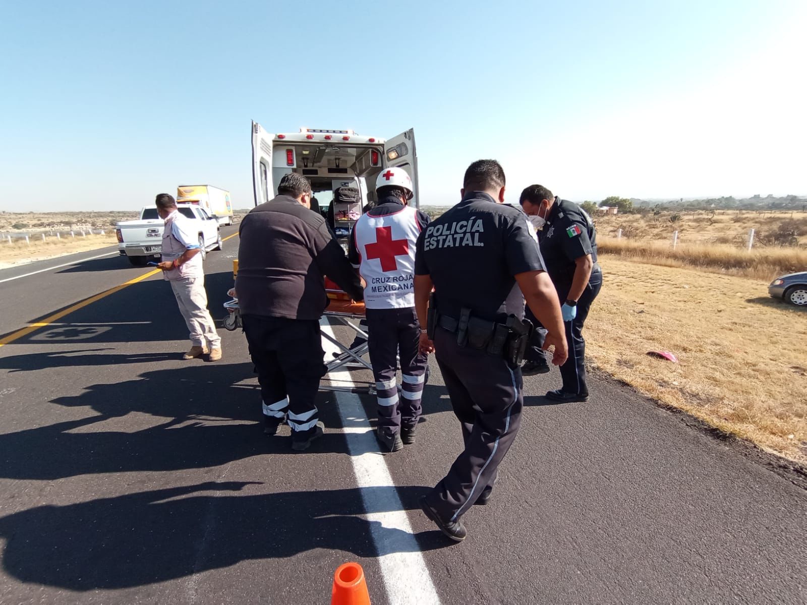 Policías acudieron a tomar conocimiento de un accidente automovilístico ocurrido esta mañana en la Súper carretera a Villa de Arriaga.
