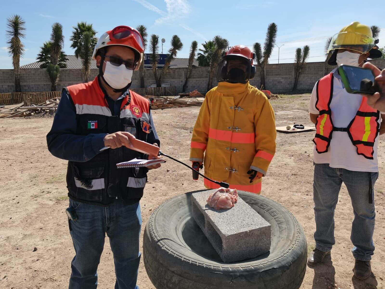 Director municipal, Enrique Torres participó con el coordinador estatal de Protección Civil en exhibición de riesgos por uso de pirotecnia.