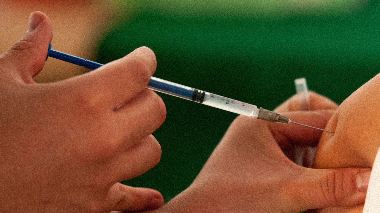 Comienza vacunación de refuerzo para adultos mayores en seis estados