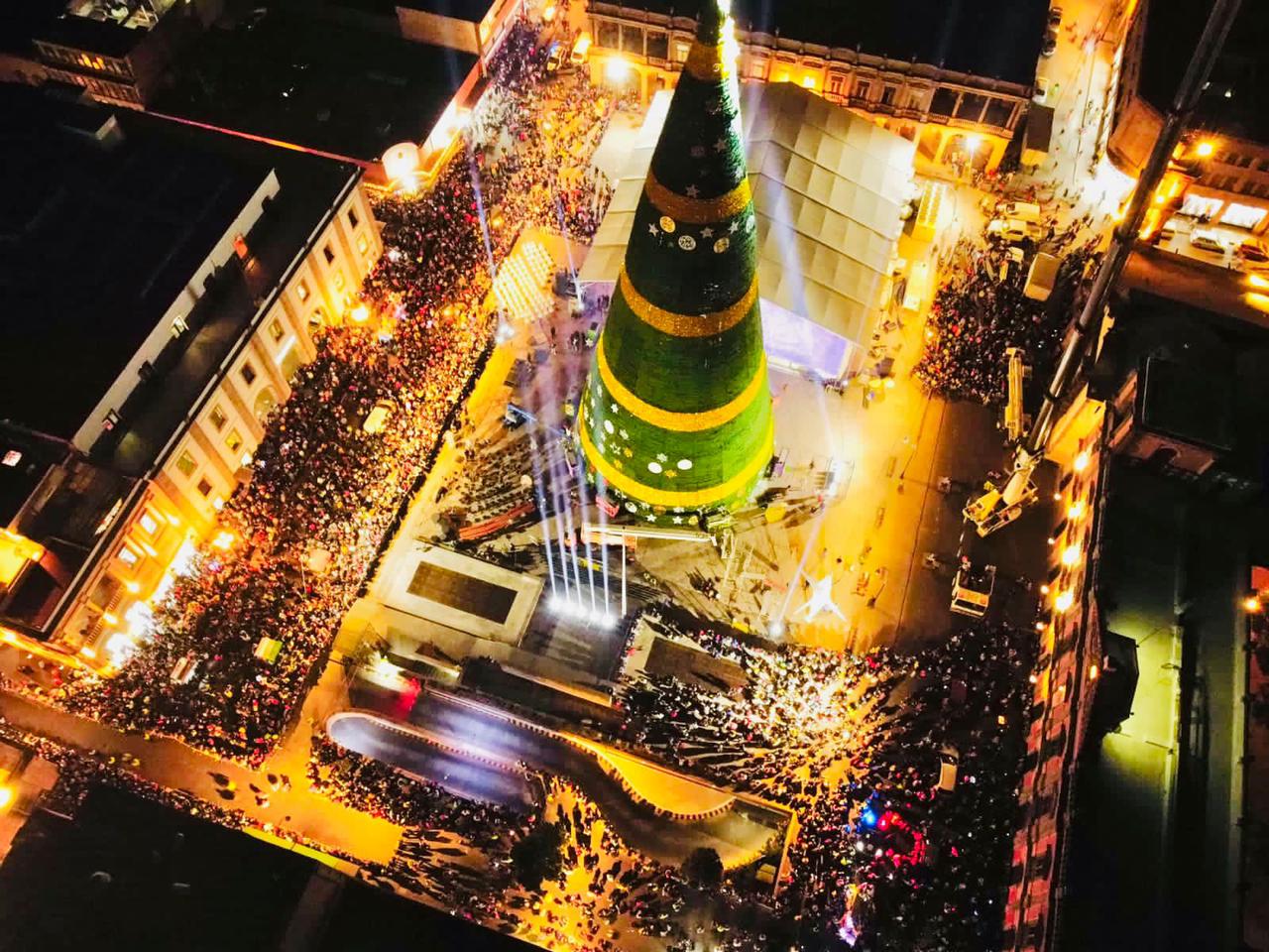 Potosinos viven la fiesta de la navidad con el encendido del árbol más grande del país