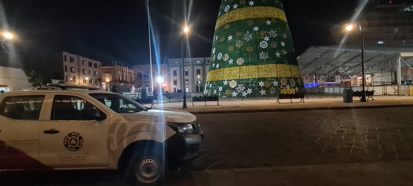 Se lleva a cabo la desinstalación del atractivo navideño como medida de prevención, ante el pronóstico de fuertes vientos.