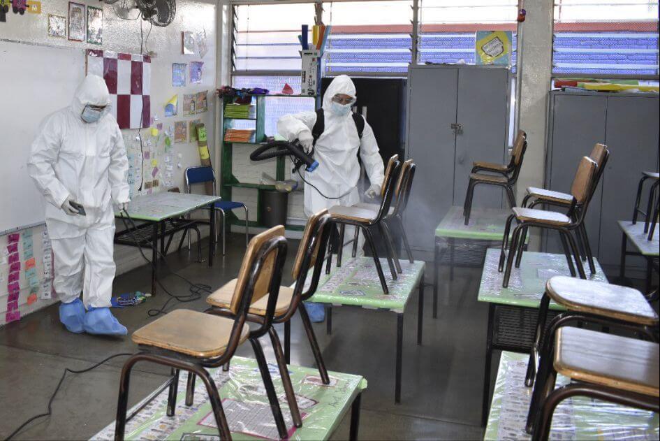 SEGE avanza en el Programa de Alta Desinfección Escolar, el cual se mantendrá durante el año, la meta es de 22 mil aulas esterilizadas.
